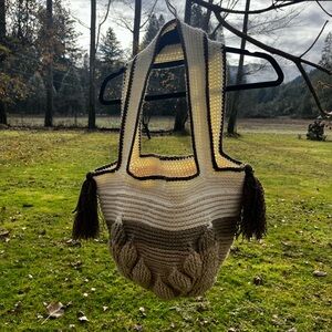 Elegant Knit Shoulder Bag in Brown and Cream